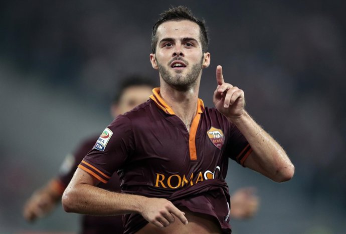 Miralem Pjanic, jugador de la Roma, celebra el primer tanto ante el Nápoles