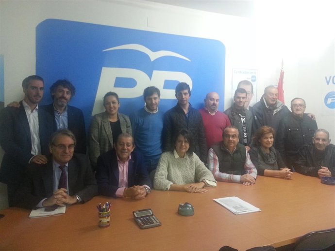 López Ares durante la reunión con la Junta local del PP en Grado