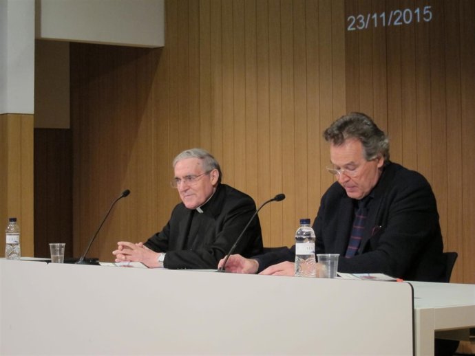 El cardenal L.Mtez.Sistach y el responsable de Ecología del Ateneu S.Vilanova