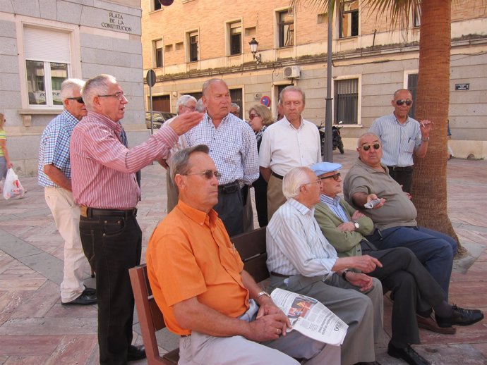Jubilados de Emtusa se concentran ante el Ayuntamiento