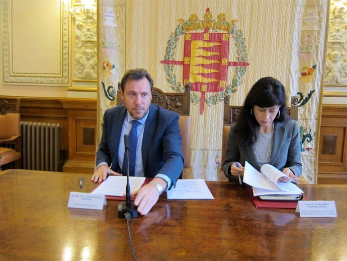 Oscar Puente y Ana Redondo, durante su comparecencia ante los medios.