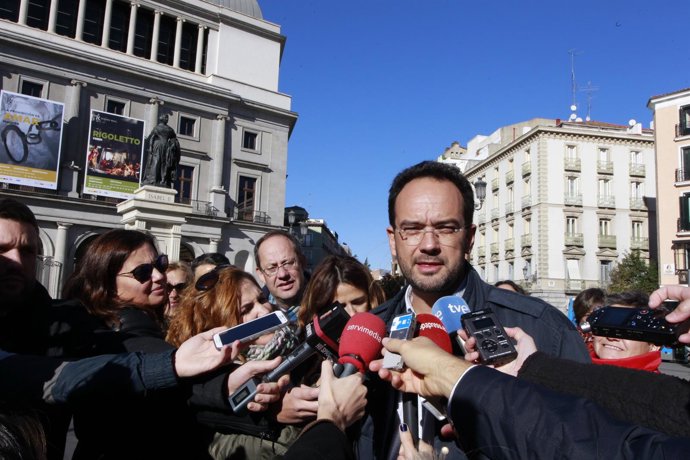 Antonio Hernando participa en un reparto de información electoral por Madrid