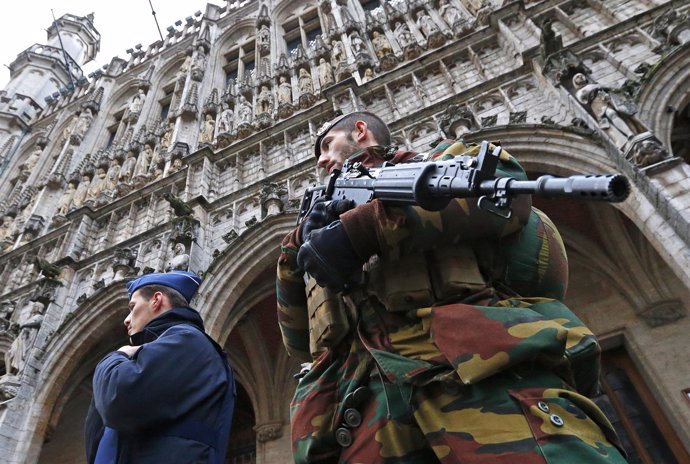 Un soldado belga y un agente de la policía vigilan la Grande Place de Bruselas