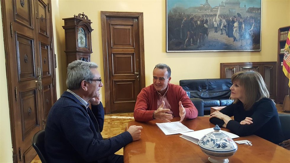 Sánchez Quero, con la alcaldesa de Gallur y un técnico