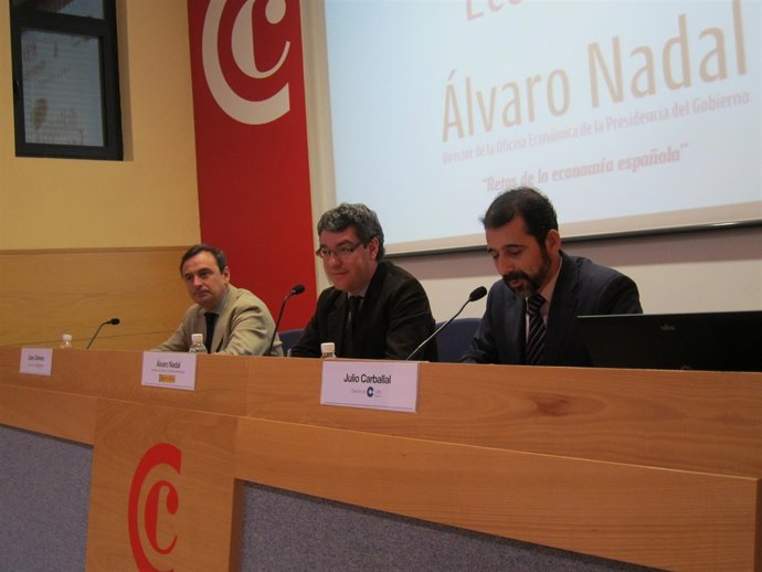 Àlvaro Nadal, en el centro, en su conferencia en Pamplona
