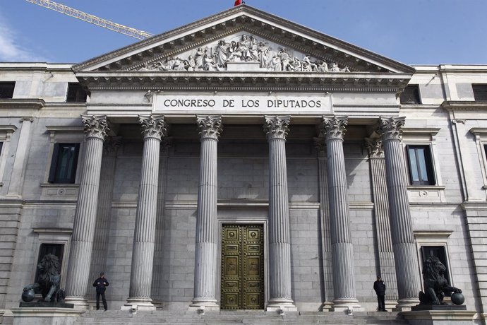 Puerta principal del Congreso de los Diputados con los leones