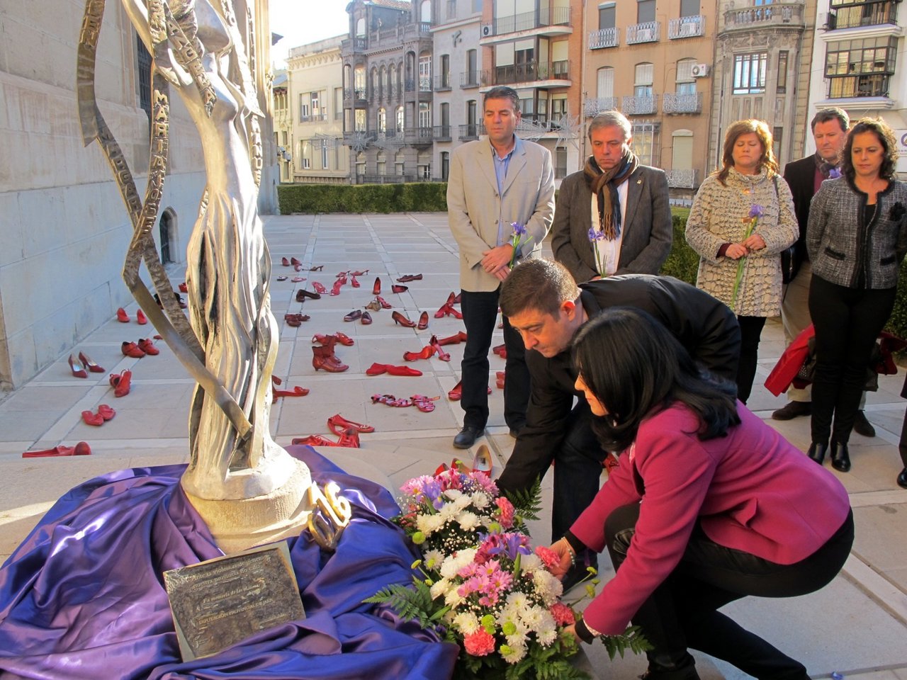 Ofrenda floral a las víctimas de la violencia de género