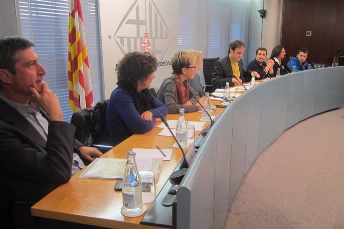 Barcelona exige al Gobierno central el cierre de los CIE