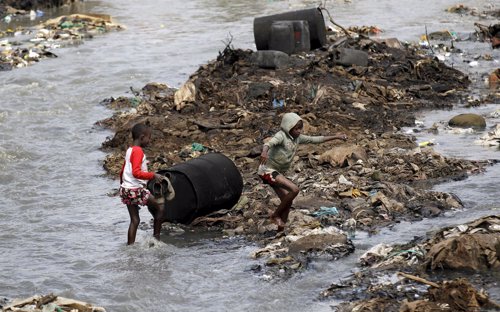 Niños pasando por el río Nairobi, en Kenia. 