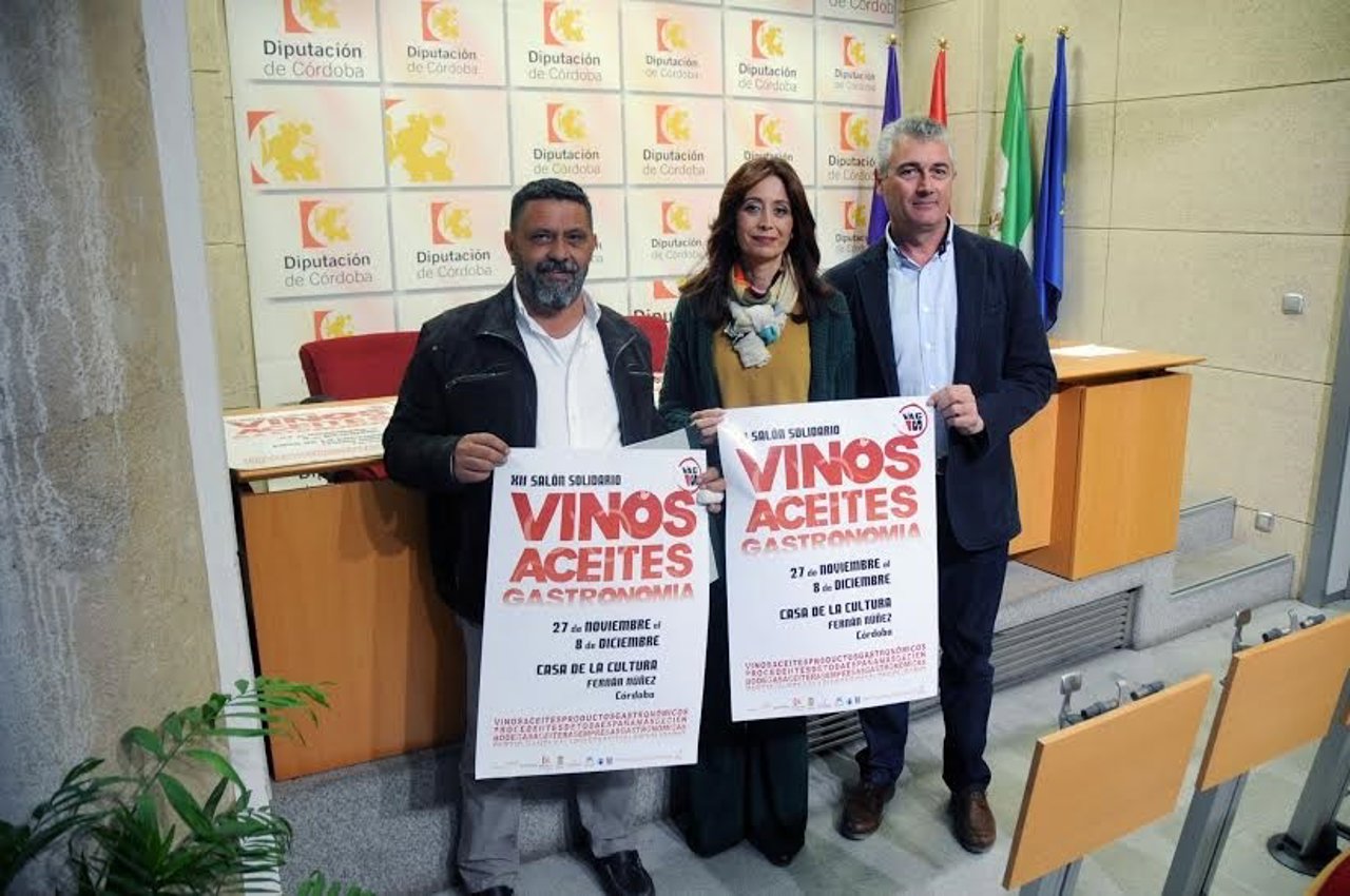 Cañete presenta el cartel del evento junto a Alcaide (dcha) y Ariza (izda)