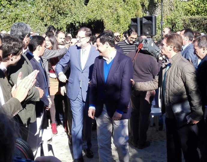 Rajoy y Moreno, en un paseo por Tomares (Sevilla)