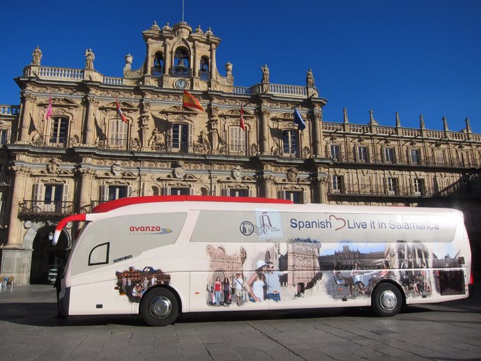 Autobús con la imagen de Salamanca del Grupo Avanza