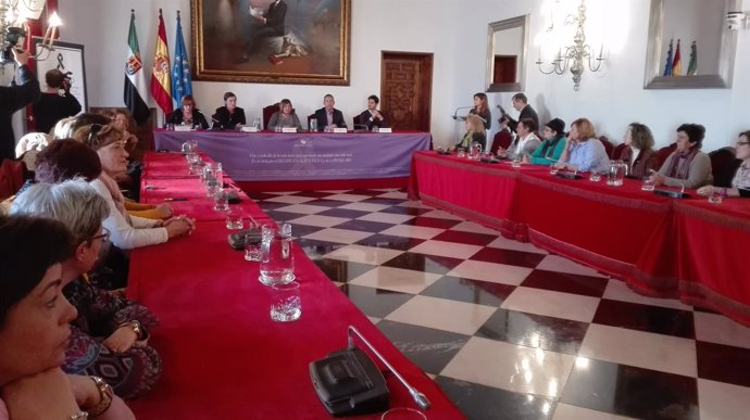 Asamblea de Mujeres celebrada en la Diputación de Cáceres