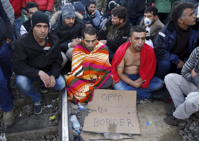 Inmigrantes iraníes en la frontera de Grecia con las bocas cosidas