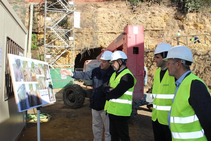 Dadas las características del terreno, será un colector aéreo de PVC.