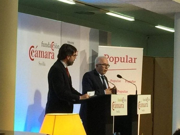 El consejero Sánchez Maldonado, a la derecha, en un almuerzo coloquio