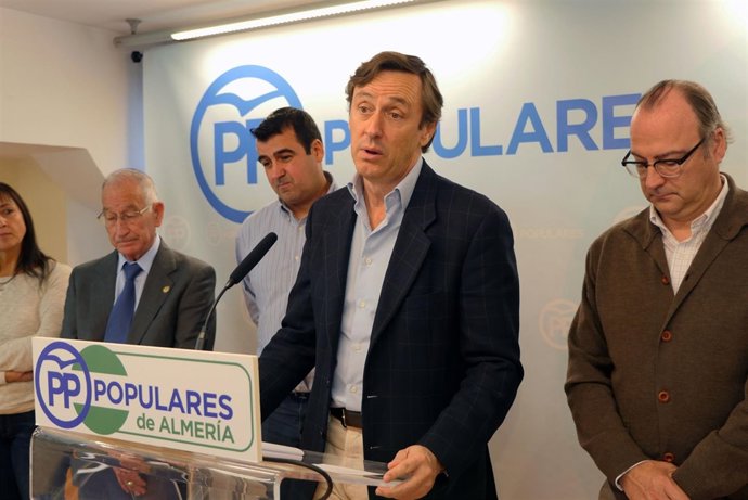 En el centro, el portavoz del PP en el Congreso, Rafael Hernado