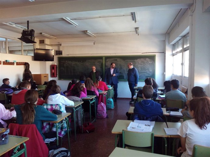 Delegado de Educación en Granada durante la visita al IES del Zaidín.