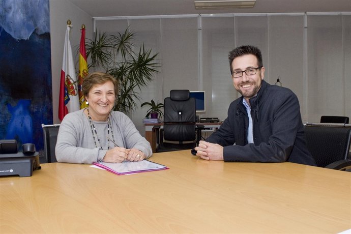 La consejera de Sanidad con el alcalde de Colindres