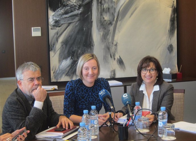 Salvador junto al director general de Vivienda y la directora de  la EIGE