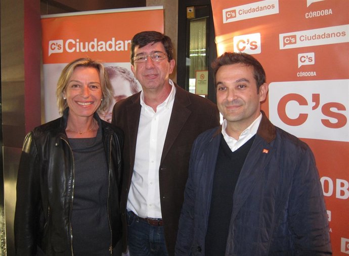 Juan Marín con los representantes de C's en Córdoba Isabel Albás y Marcial Gómez