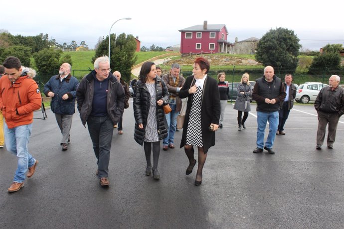 Visita de María Jesús Álvarez a la marina seca de El Franco. 