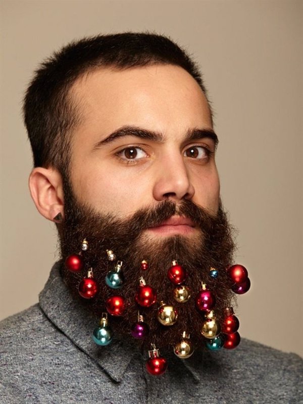 Barbas con purpurina para hombres, la última moda para Navidad