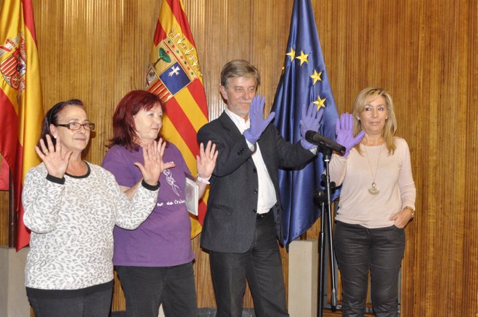 El alcalde Zaragoza, Pedro Santisteve, con las sindicalistas de la limpieza. 