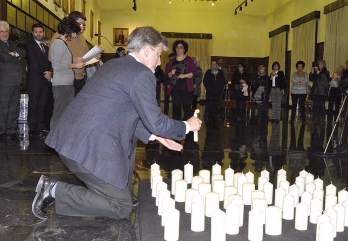 El alcalde de Zaragoza ha encencido una vela contra la violencia machista. 