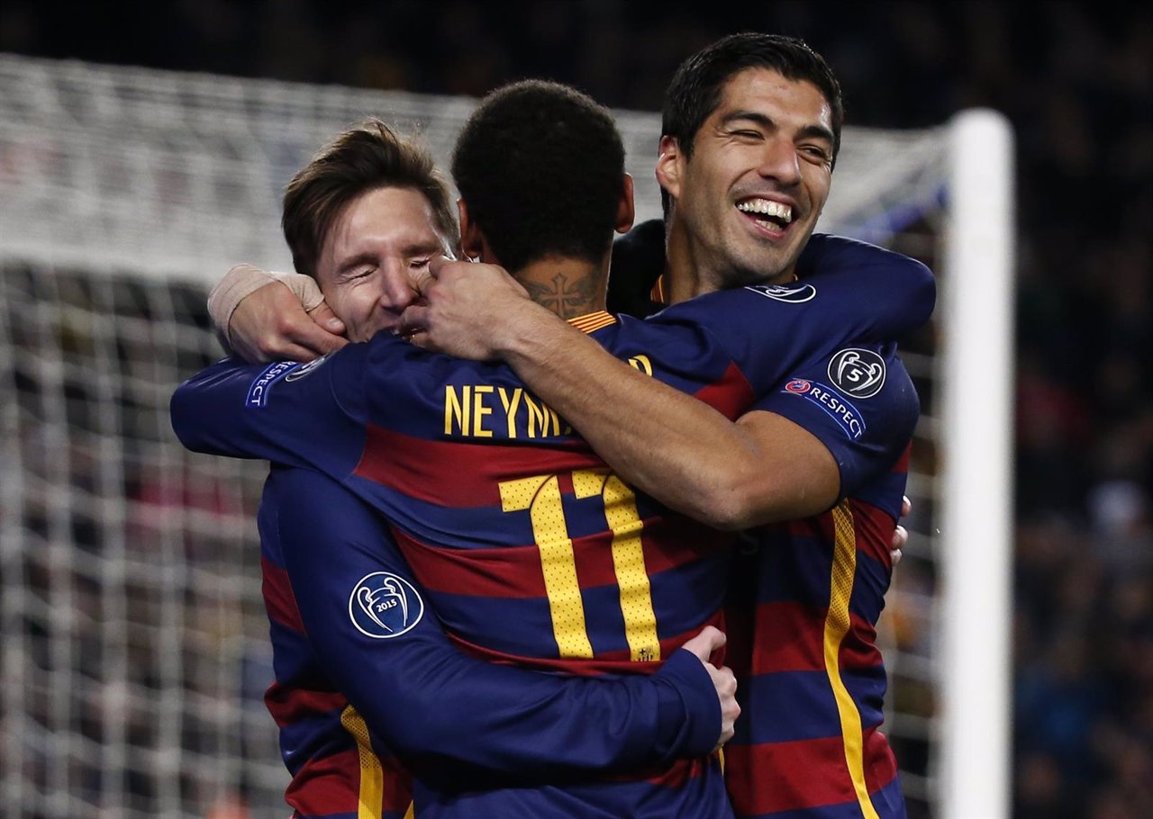 Neymar, Luis Suárez y Messi celebran un gol juntos
