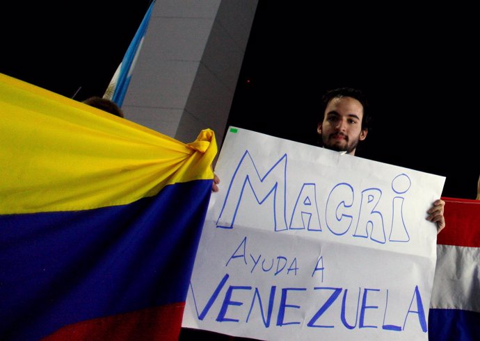 Un venezolano soporta unc artel de apoyo a Macri