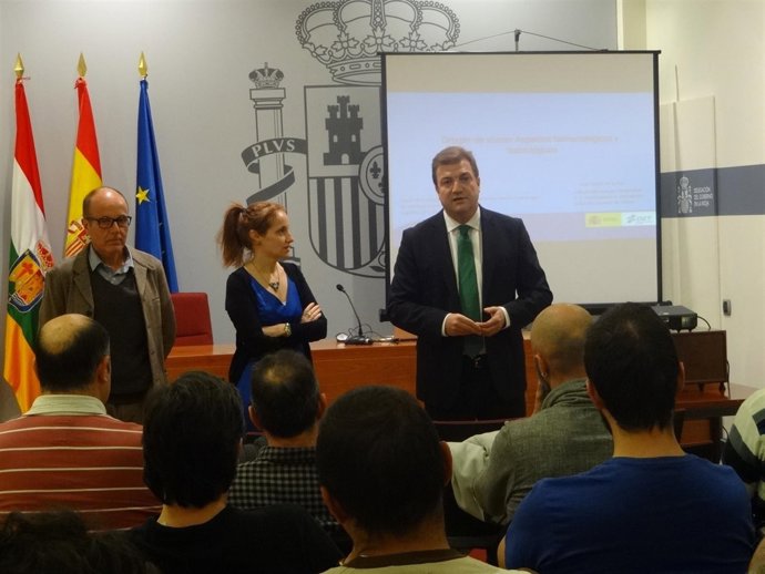 El delegado del Gobierno con Policías en curso violencia de género