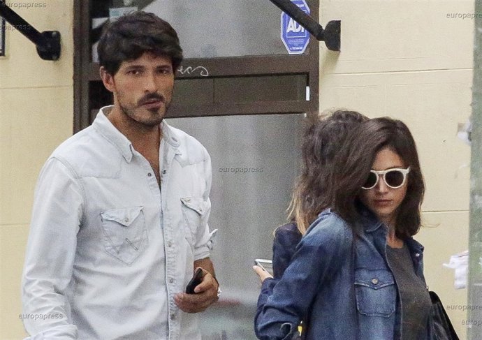 Úrsula Corberó pilla con 'las manos en la masa' a Andrés Velencoso 