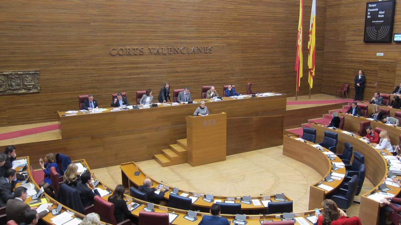 Las Corts reforman su reglamento para incluir la paridad