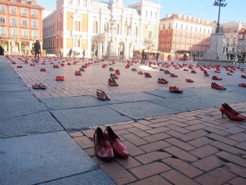 La Plaza Mayor amanece llena de zapatos teñidos de rojo. 