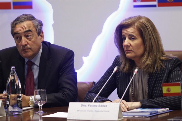 Fátima Báñez y y Juan Rosell en la sede de la CEOE