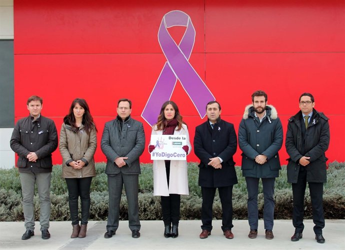 El equipo rectoral de la UEMC con la declaración institucional.