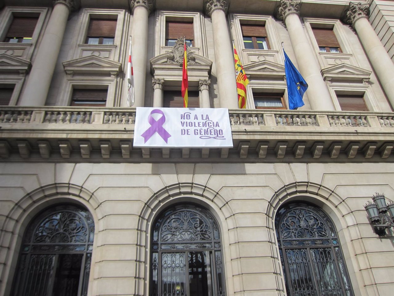 La DPZ luce en su fachada una pancarta contra la violencia de género