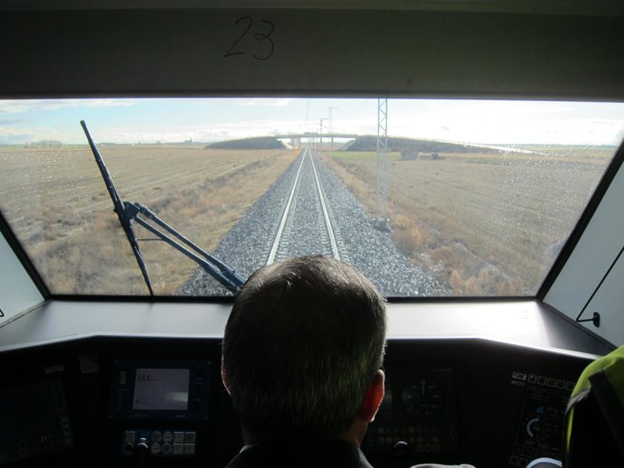 Tren de Alta Velocidad en la línea que conecta Medina del Campo con Salamanca