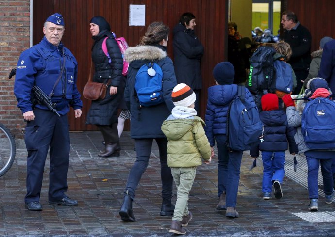 Un  policía junto a una escuela en Bruselas