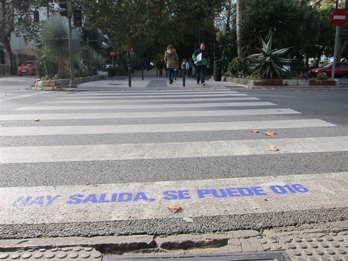 Uno de los mensajes que se han escrito en un paso de peatones