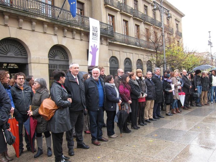 Concentración frente al Palacio de Navarra.