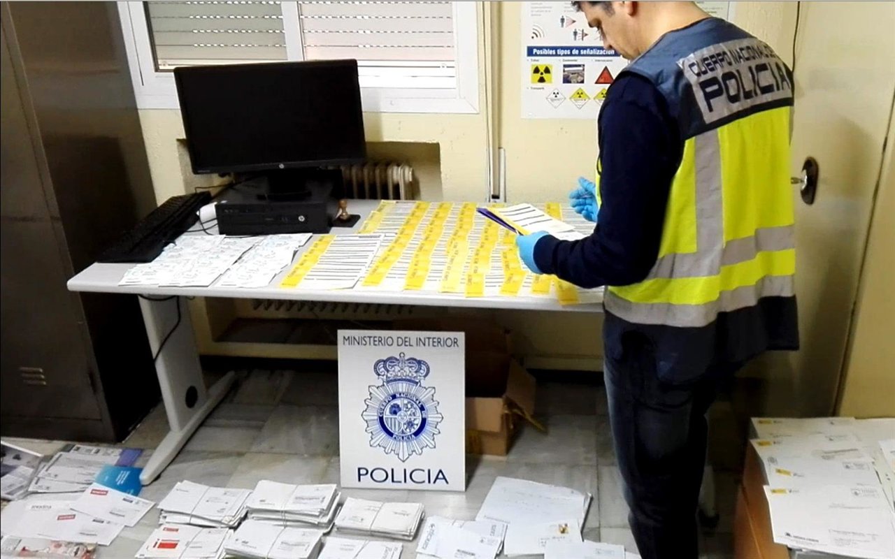 Un agente con parte de la correspondencia recuperada