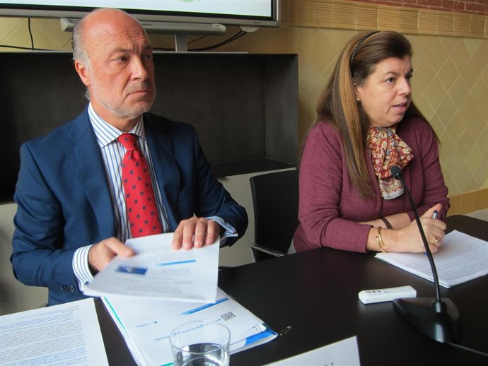 El pte de Foro Nuclear, Antonio Cornadó, y la dtora.Empresa y Clima E.Carles