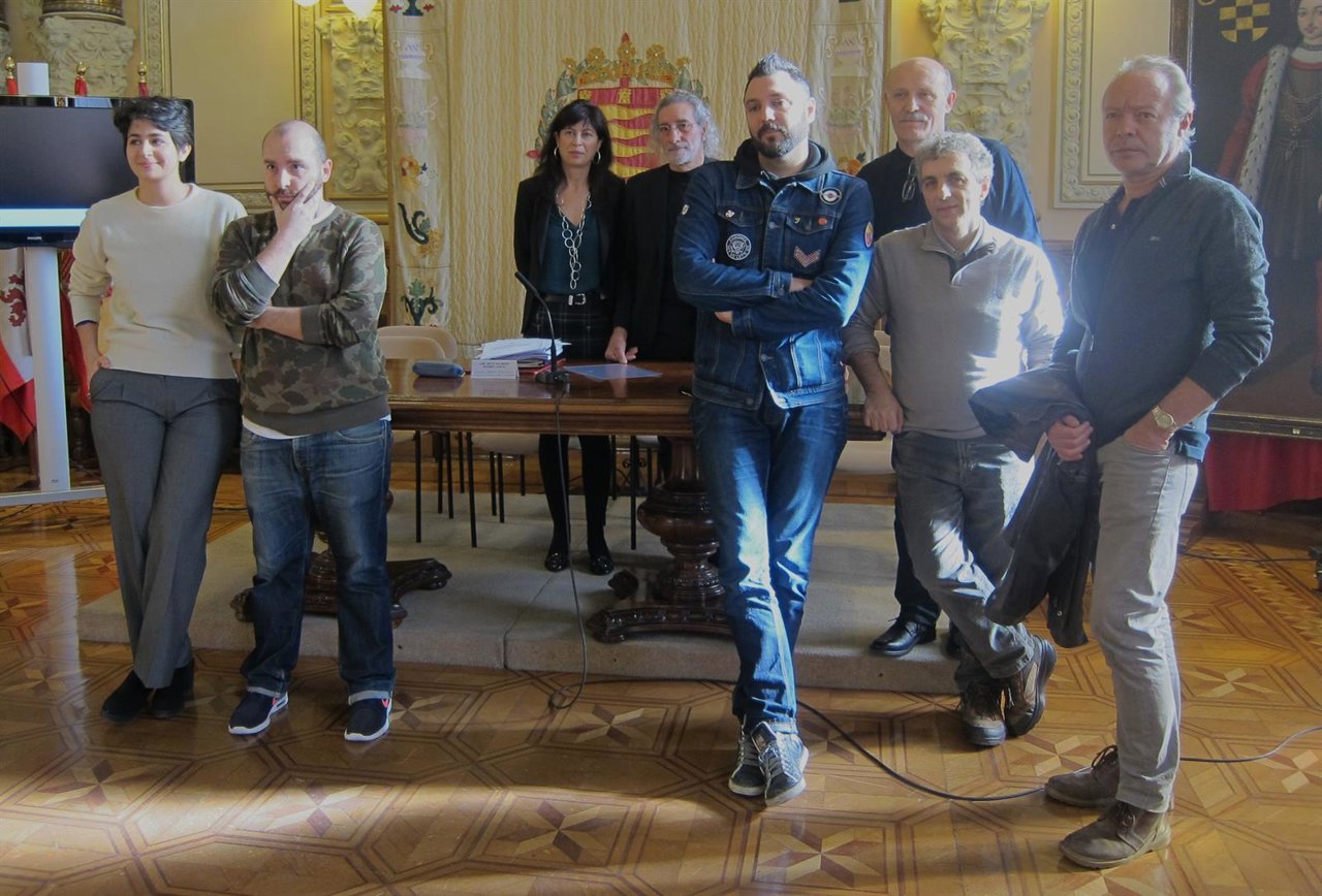 Redondo (centro) con los artistas seleccionados en la convocatoria