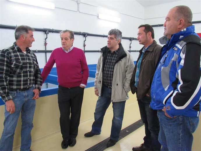 Nicanor García, durante la visita a la cofradía del Cristo del Socorro de Luanco