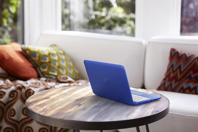 Ordenador tecnología oficina casa hombre HP PC monitor portátil