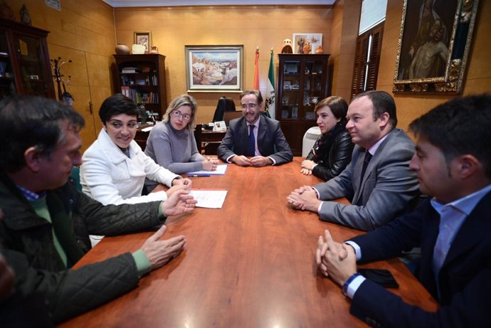 El consejero de Fomento y Vivienda se reúne con el Ayuntamiento de Guadix