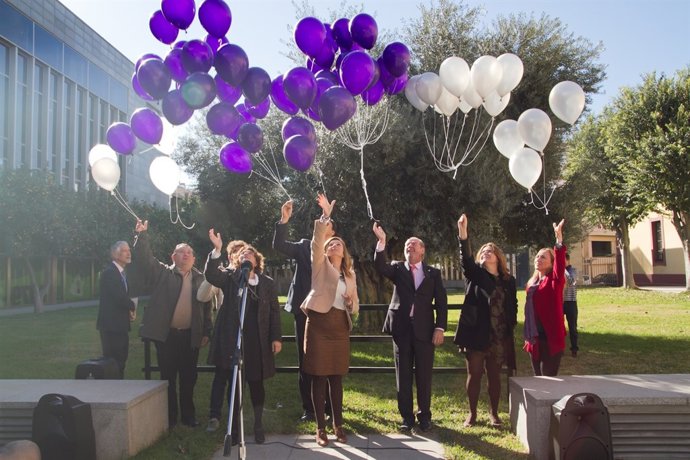Suelta del globos en la Diputación por el 25N