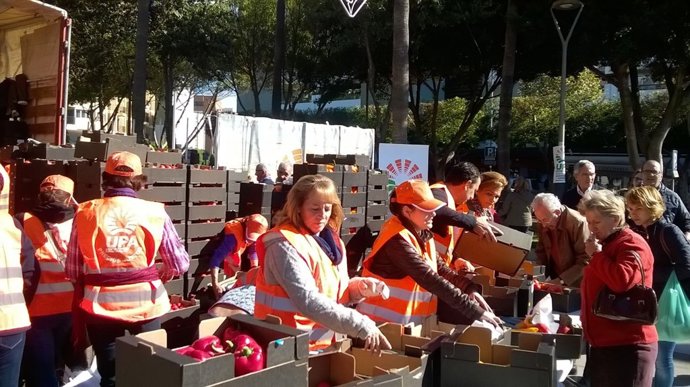 La organización agraria UPA reparte hortalizas en Almería
